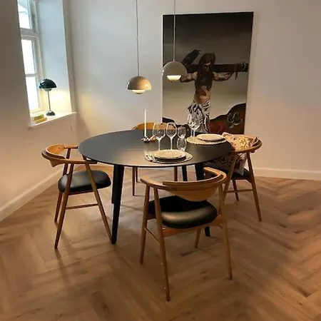 Nyrenoveret Charmerende Lejlighed I C! * Odense