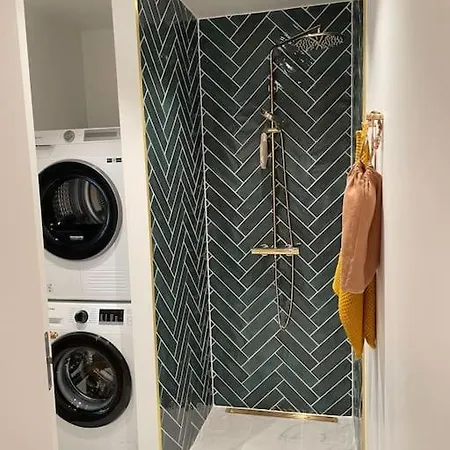 Nyrenoveret Charmerende Lejlighed I C! Odense